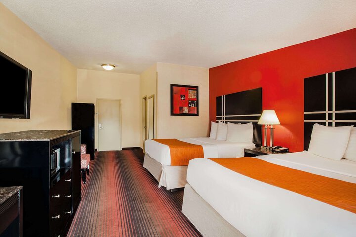 2 Queen Beds (2 of 7)