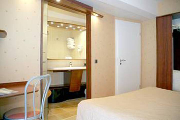 Room 4 of 24