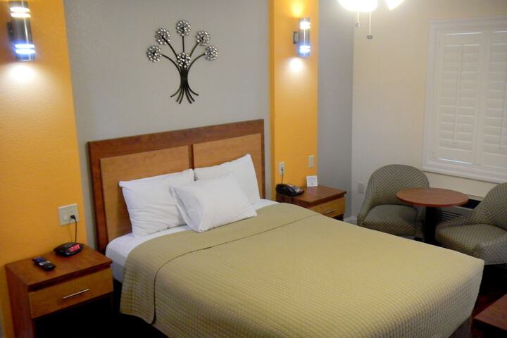 1 Queen Bed (1 of 11)