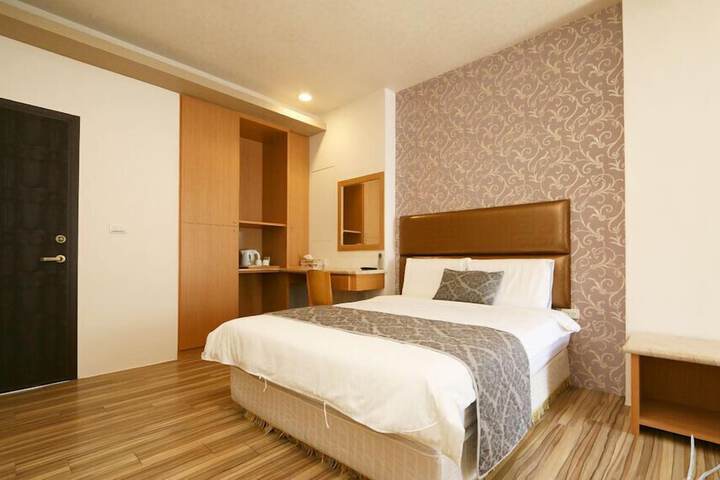 Room 10 of 14