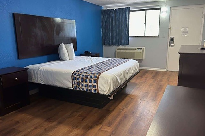 1 King Bed (1 of 4)