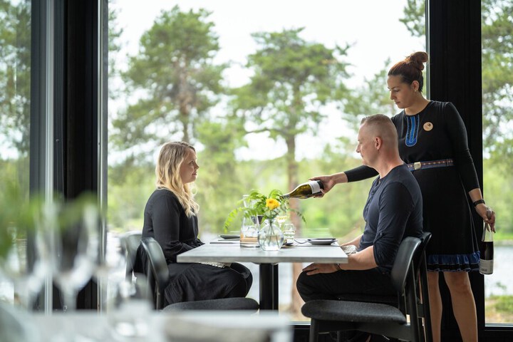 Dining 39 of 52