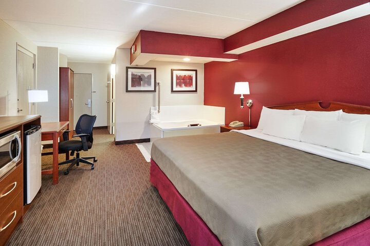 1 King Bed (4 of 8)