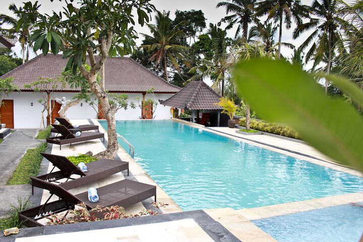Hotel with Pool