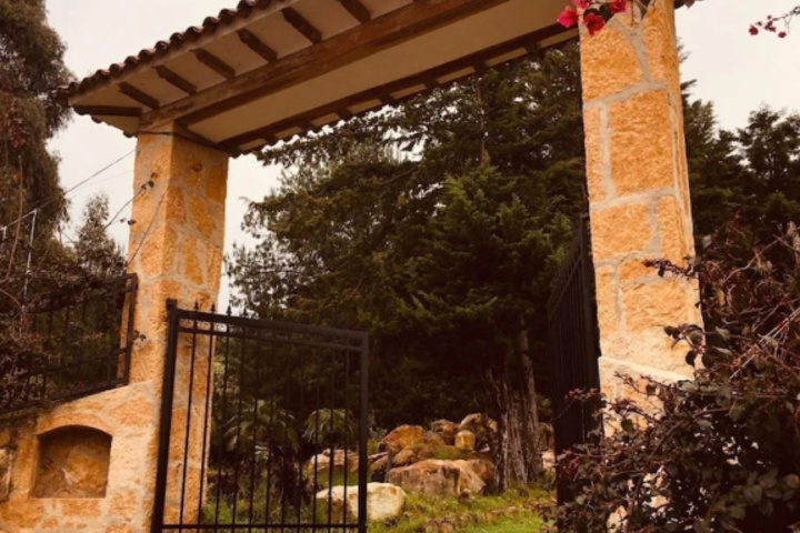 LO NUESTRO - HOSPEDAJE