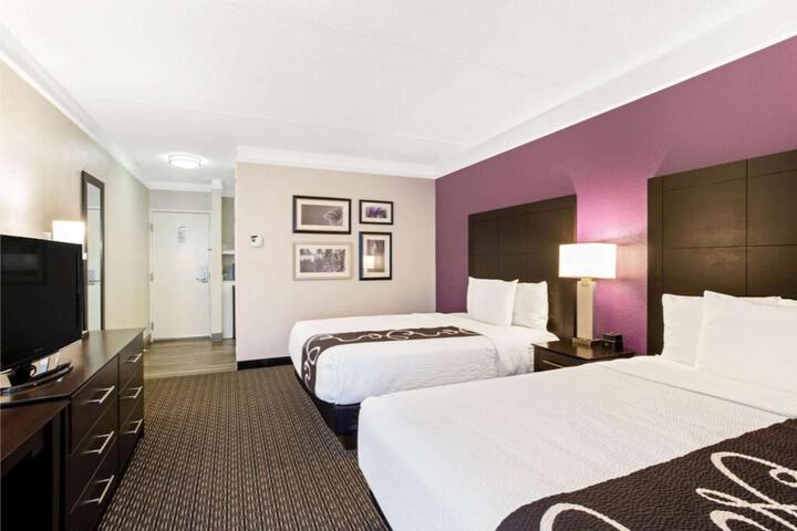 1 Queen Bed Mobility Accessible (3 of 9)