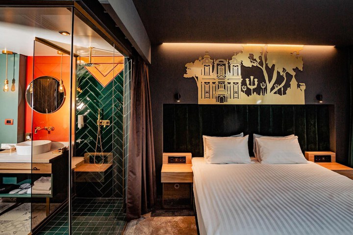 Room 28 of 103