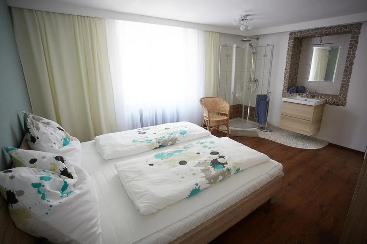 Room 4 of 18