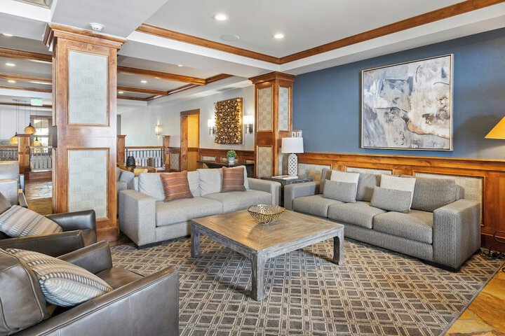Lounge 30 of 50