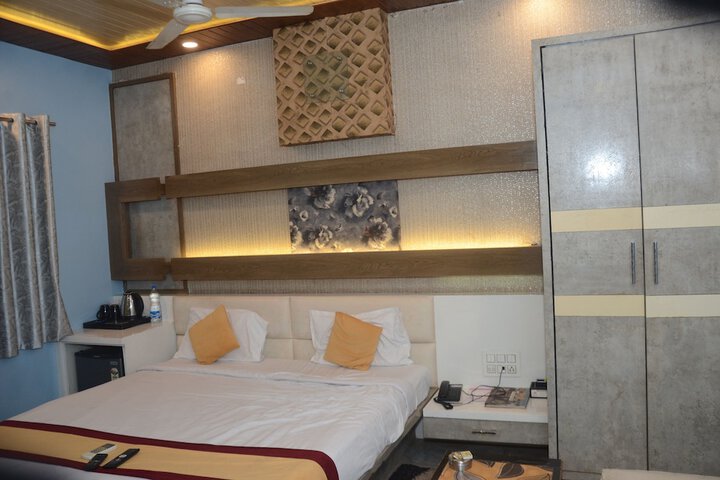 Room 4 of 12