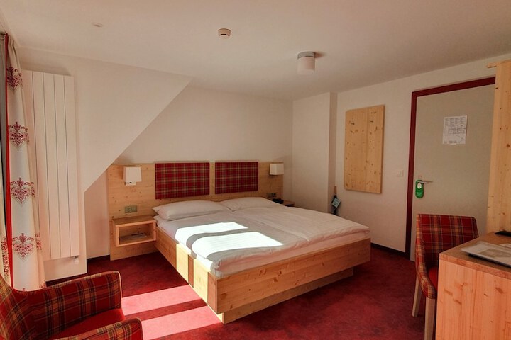 Room 3 of 37