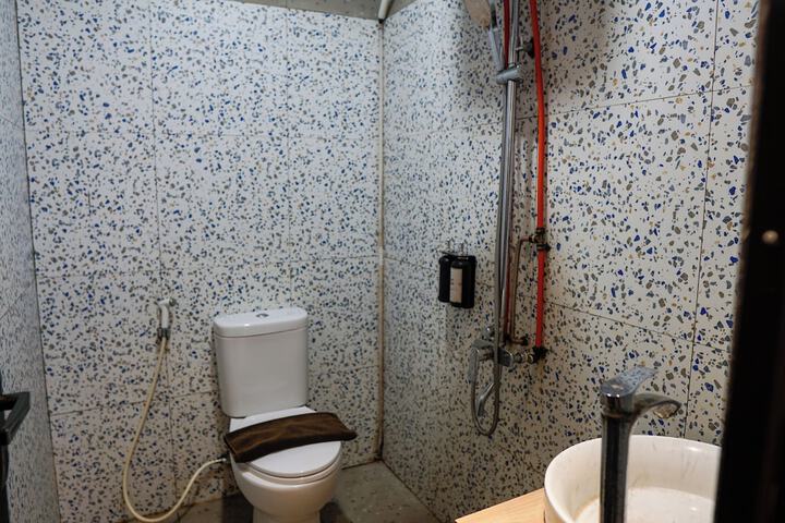 Room 65 of 83