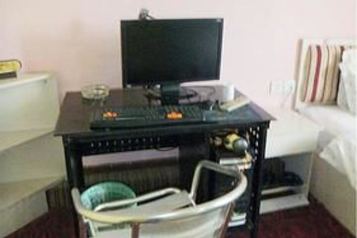 Room 4 of 12
