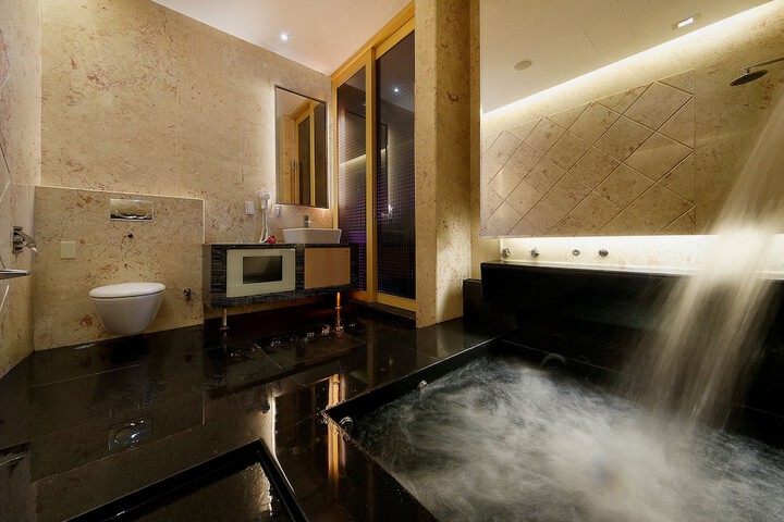 Room 32 of 40