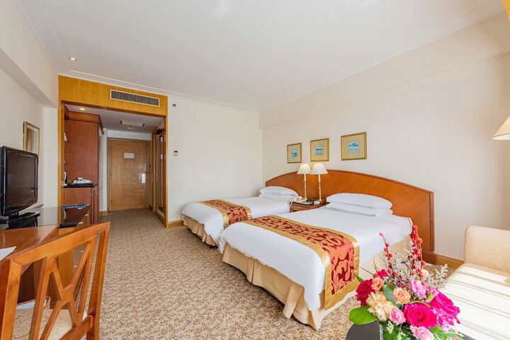 Room 6 of 90