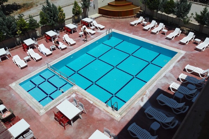 Pool 62 of 85