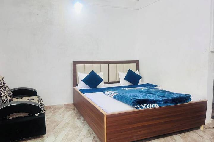 Room 8 of 32