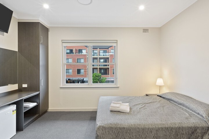 Room 4 of 16