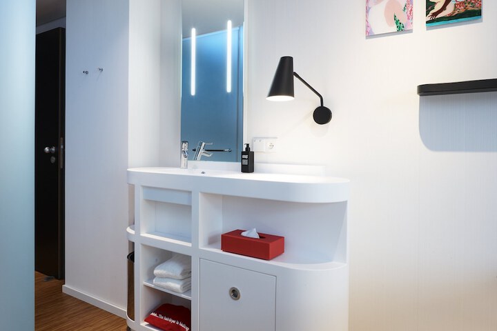 Room 10 of 63
