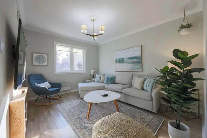 Image of Casa Hotels: Modern 2BR Suite in Leslieville