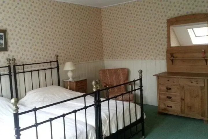 Room 2 of 9