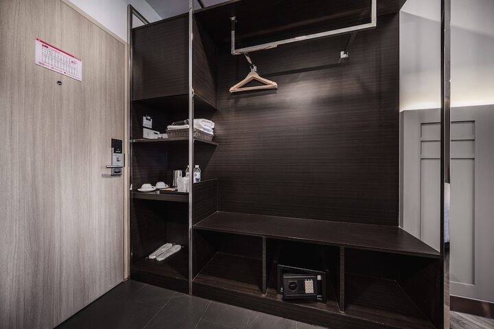 Room 13 of 42