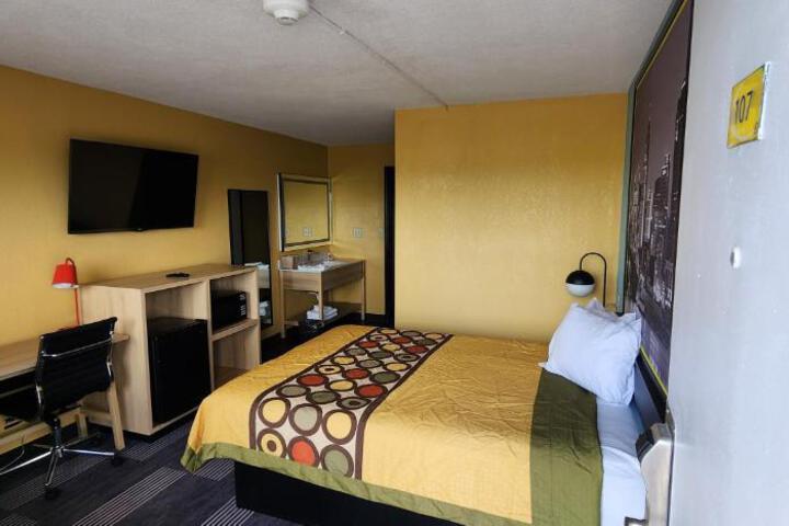 1 Queen Bed (8 of 10)