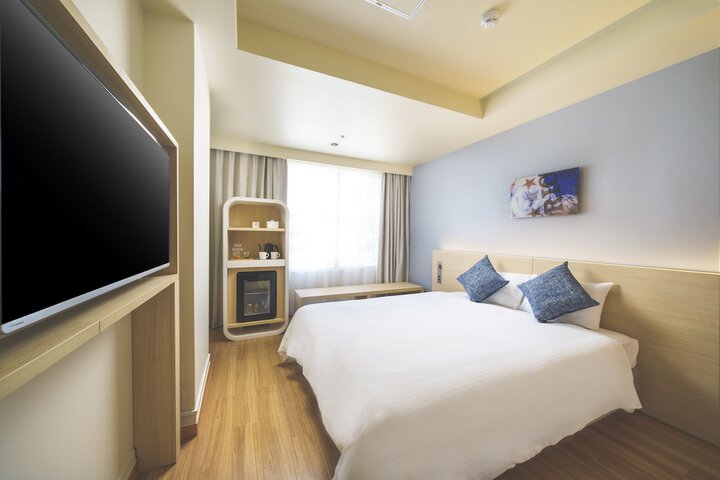 Room 6 of 42