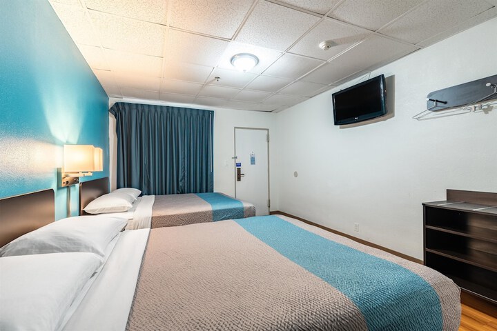 1 King Bed (1 of 18)