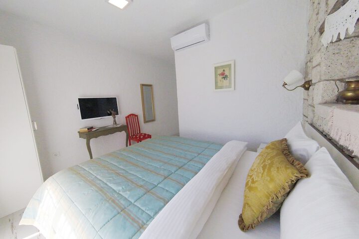 Room 32 of 77