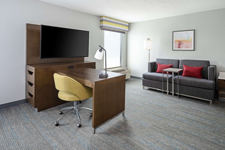 1 King Bed Study with Sofa Bed (6 of 24)