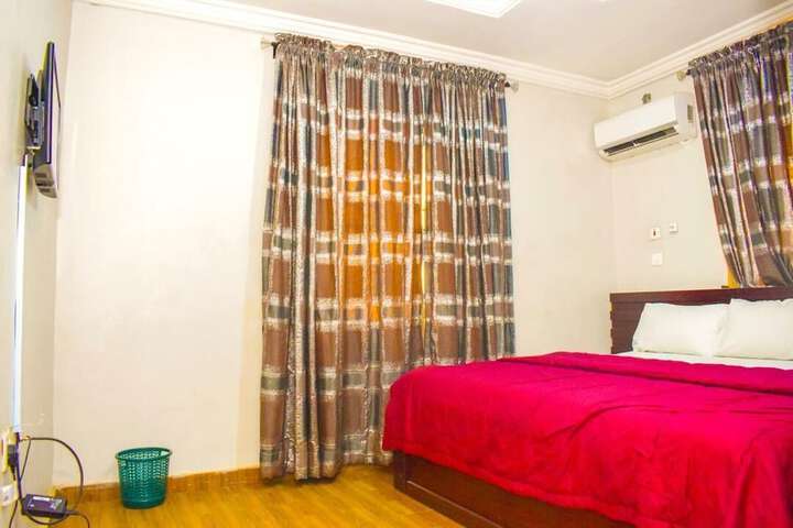Room 4 of 18