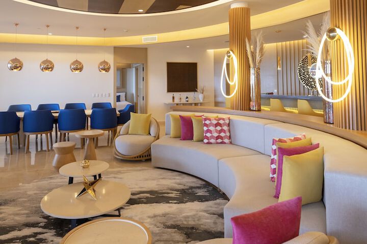 Lounge 67 of 98
