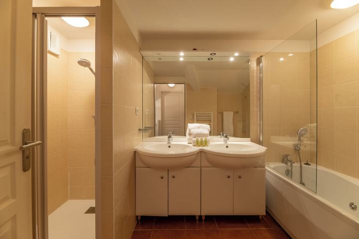 Room 35 of 46