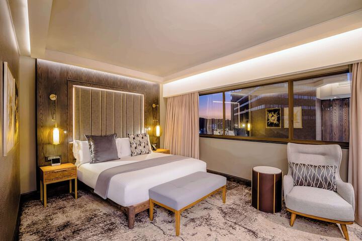Room 4 of 102