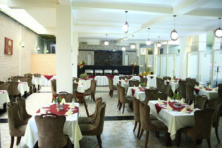 Dining 7 of 18