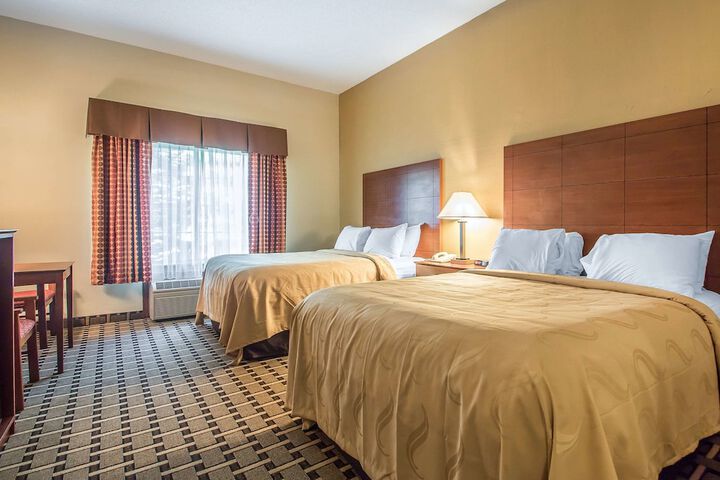 2 Queen Beds (5 of 13)