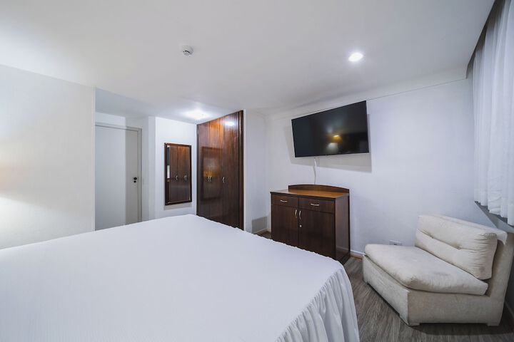 Room 33 of 76