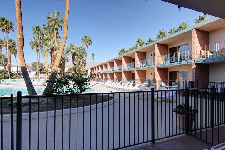 2 Queen Beds Mountain View Pet Friendly Corner (1 of 15)