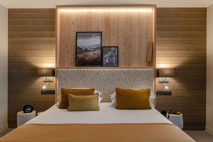 Room 4 of 74
