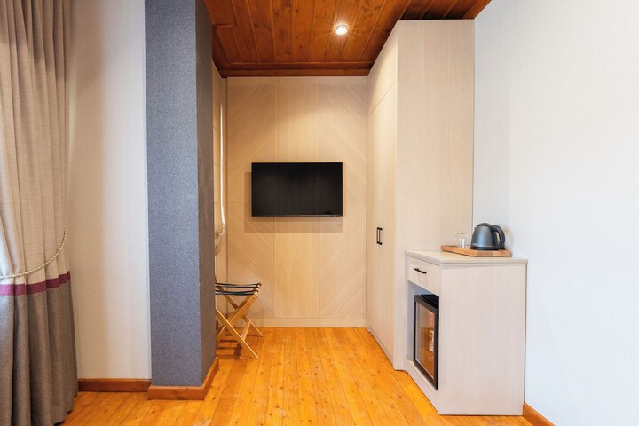 Room 8 of 37