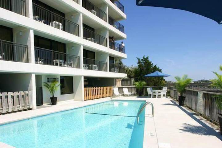 Swimming pool at Harbor Inn