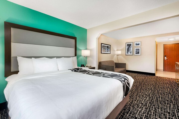 1 King Bed (1 of 10)