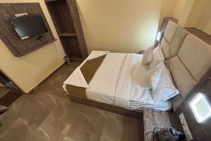 Room 5 of 9