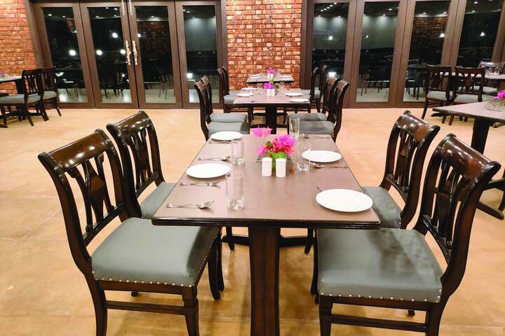 Dining 7 of 16