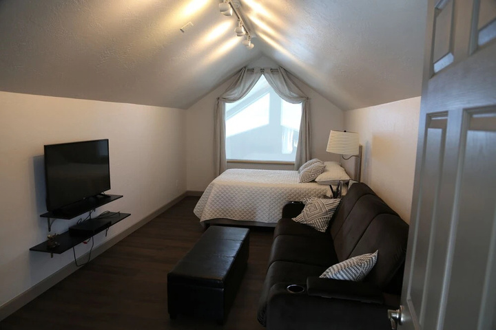 Room 6 of 16
