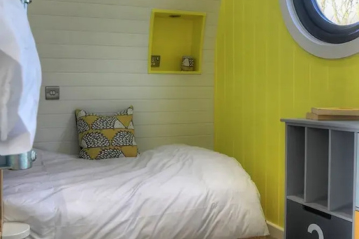 Room 4 of 9