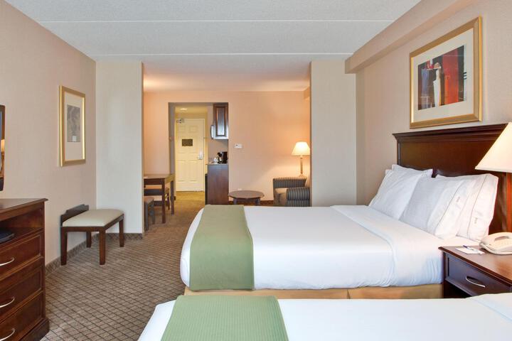 Suite 2 Queen Beds (1 of 7)