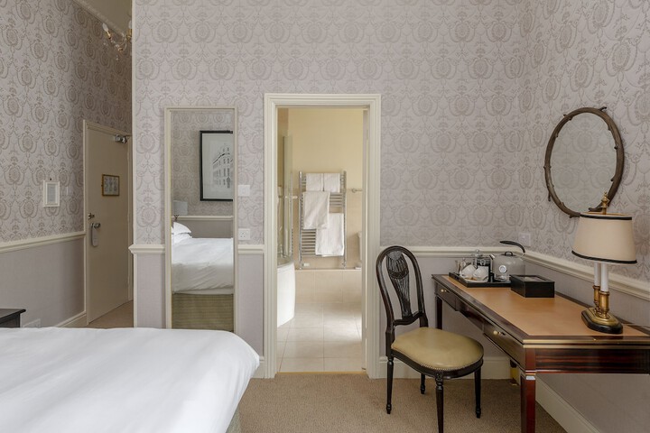 Room 10 of 99