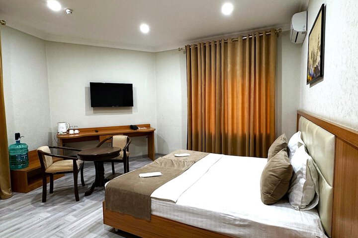 Room 6 of 17